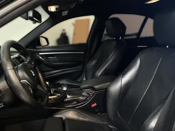 2018 BMW 3 Series - image 3