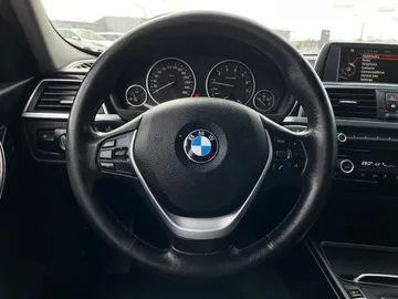 2016 BMW 3 Series - image 17