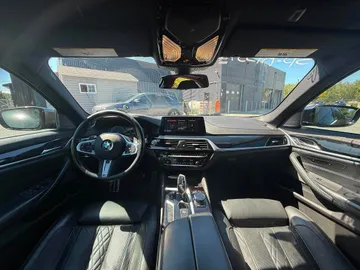 2019 BMW 5 Series - image 9