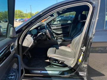 2019 BMW 5 Series - image 8