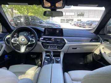 2019 BMW 5 Series - image 9