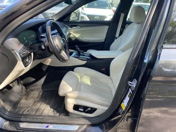 2019 BMW 5 Series - image 8