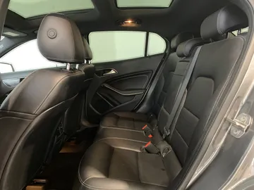 2018 Mercedes-Benz GLA - image 11