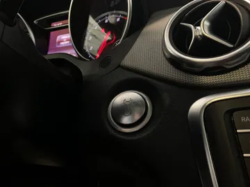 2018 Mercedes-Benz GLA - image 25