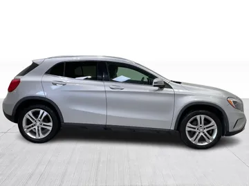 2016 Mercedes-Benz GLA - image 2