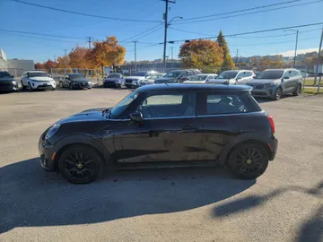 2022 MINI Cooper - image 4