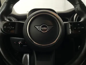 2022 MINI 3 Door - image 17