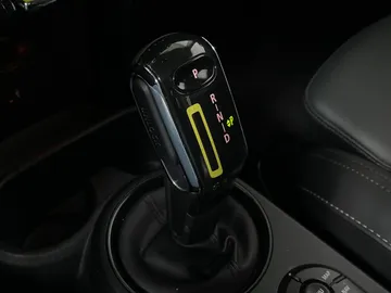 2022 MINI 3 Door - image 26