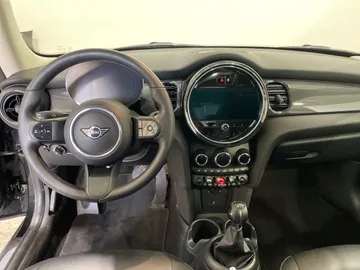 2022 MINI Cooper - image 4