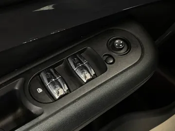 2017 MINI Cooper Clubman - image 20
