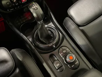 2017 MINI Cooper Clubman - image 23