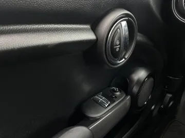 2018 MINI 3 Door - image 20