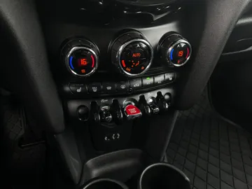 2018 MINI 3 Door - image 18
