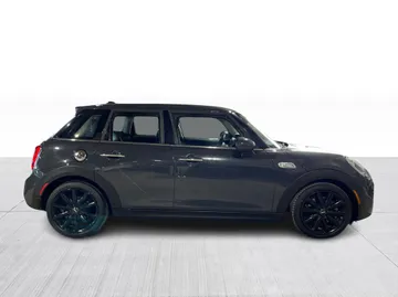 2019 MINI 5 Door - image 2