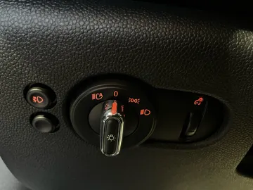 2019 MINI 5 Door - image 25