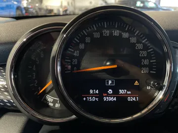 2019 MINI 5 Door - image 16