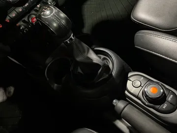 2019 MINI 5 Door - image 23