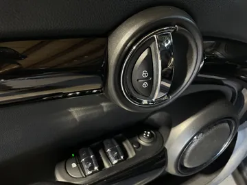 2019 MINI 5 Door - image 21