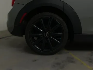 2018 MINI 5 Door - image 7