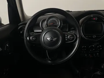 2018 MINI 5 Door - image 18