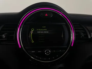 2018 MINI 5 Door - image 23