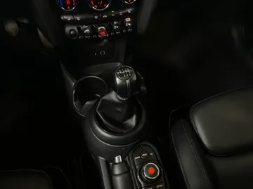 2018 MINI 5 Door - image 25