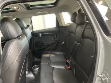 2018 MINI 5 Door - image 15