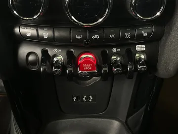 2018 MINI 5 Door - image 26