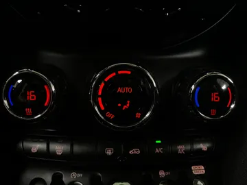 2018 MINI 5 Door - image 21