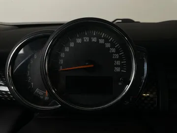 2018 MINI 5 Door - image 17