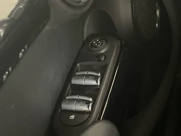 2018 MINI 5 Door - image 22