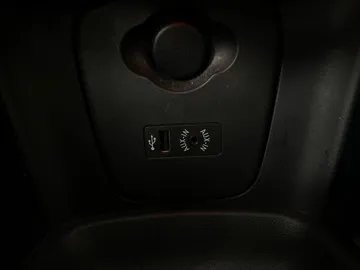 2018 MINI 5 Door - image 24