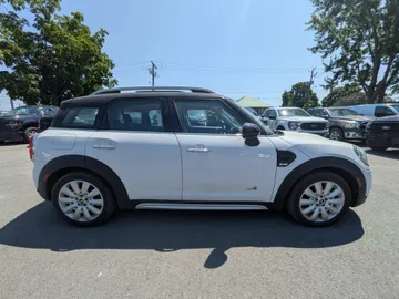 2017 MINI Cooper Countryman - image 4