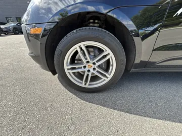 2021 Porsche Macan - image 6