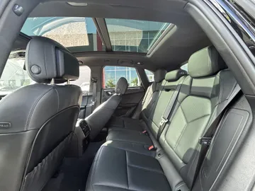 2021 Porsche Macan - image 7