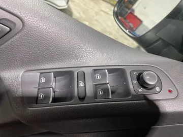 2017 Volkswagen Tiguan - image 24