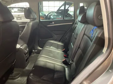 2017 Volkswagen Tiguan - image 16
