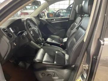 2017 Volkswagen Tiguan - image 3