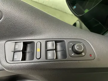 2017 Volkswagen Tiguan - image 27