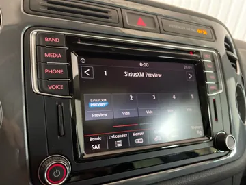2017 Volkswagen Tiguan - image 30