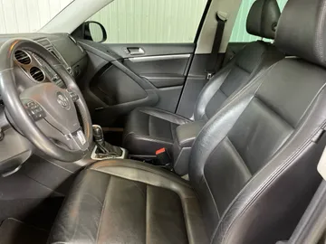 2017 Volkswagen Tiguan - image 3