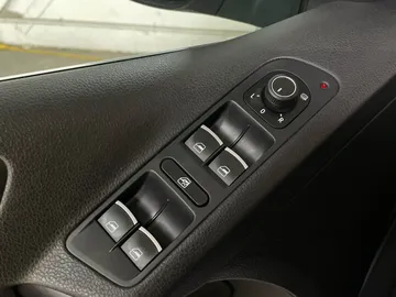 2017 Volkswagen Tiguan - image 24