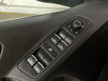 2017 Volkswagen Tiguan - image 24