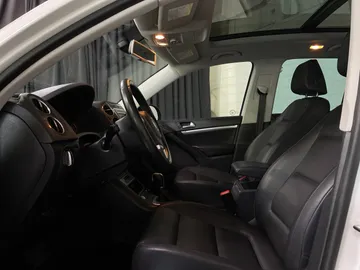 2017 Volkswagen Tiguan - image 3