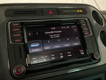 2017 Volkswagen Tiguan - image 28