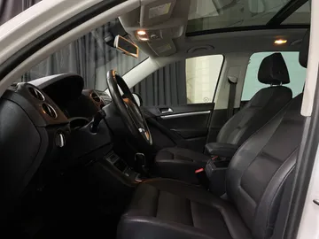 2017 Volkswagen Tiguan - image 3