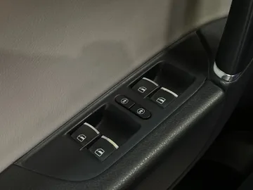 2017 Volkswagen Touareg - image 24