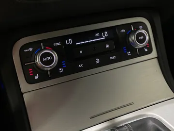 2017 Volkswagen Touareg - image 23
