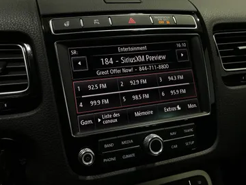 2017 Volkswagen Touareg - image 29