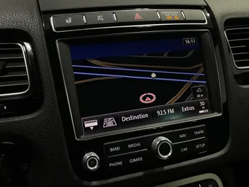 2017 Volkswagen Touareg - image 31